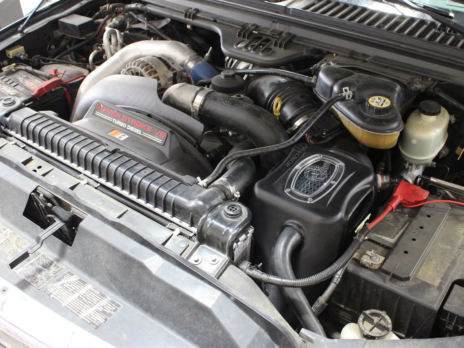 2003-2007 Ford F-550 Super Duty Turbo Diesel V8 6.0L Momentum HD Cold Air Intake System w/Pro 10R Filter Media