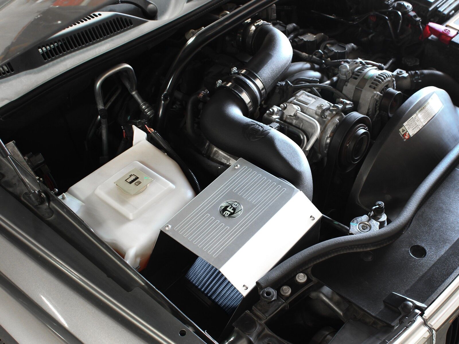 2005-2009 Jeep Grand Cherokee V8 4.7L Magnum FORCE Stage-2 Cold Air Intake System w/Pro 5R Filter Media