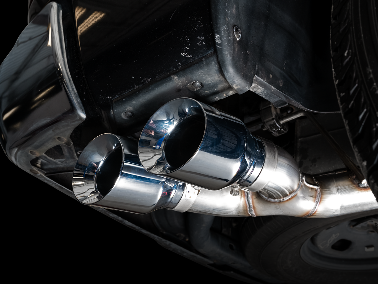 AWE Tuning 0FG Single Side Exit Catback Exhaust for 4th Gen RAM 1500 5.7L (without bumper cutouts) - Dual Chrome Tips