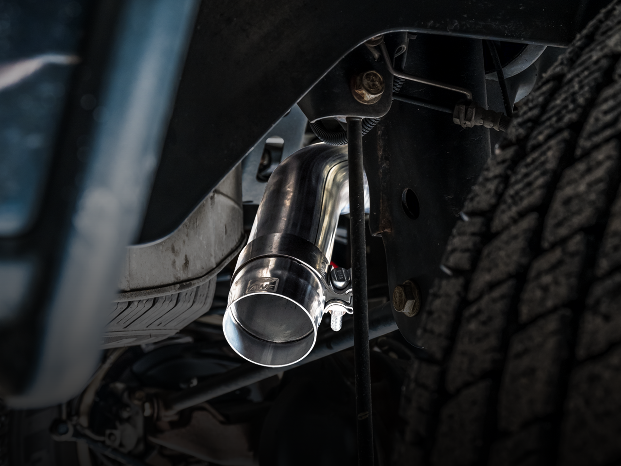 AWE Tuning 0FG Single Side Exit Catback Exhaust for 4th Gen RAM 1500 5.7L (without bumper cutouts) - Dual Chrome Tips