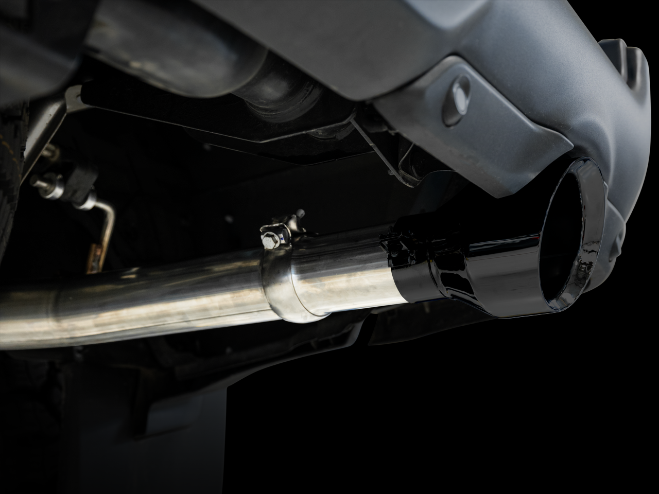 AWE Tuning 0FG Dual Rear Exit Catback Exhaust for 4th Gen RAM 1500 5.7L (with bumper cutouts) - Diamond Black Tips