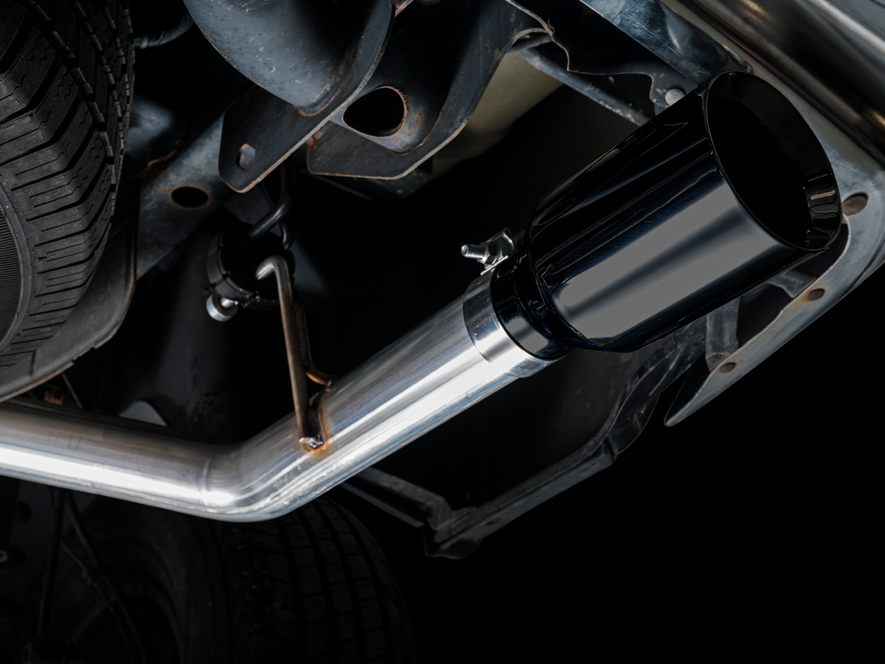 AWE Tuning 0FG Dual Rear Exit Catback Exhaust for 4th Gen RAM 1500 5.7L (without bumper cutouts) - Diamond Black Tips