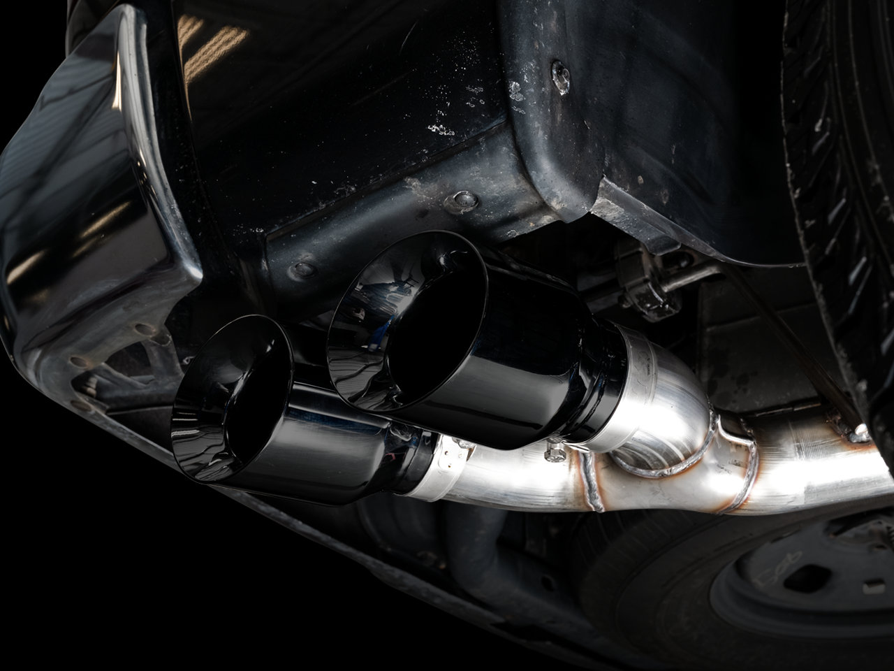 AWE Tuning 0FG Single Side Exit Catback Exhaust for 4th Gen RAM 1500 5.7L (without bumper cutouts) - Dual Diamond BlackTips