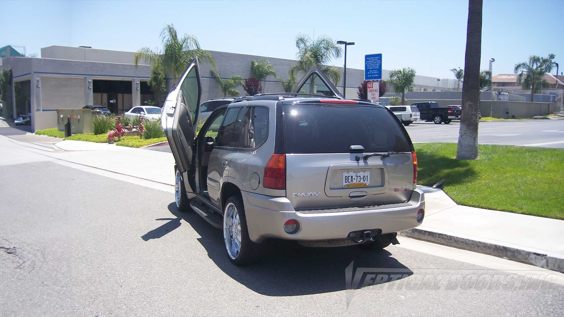 2002-2009 GMC Envoy Bolt-on Vertical Lambo Door Conversion Kit
